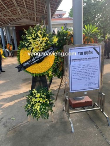 Vòng hoa viếng tại nhà tang lễ Cầu Giấy