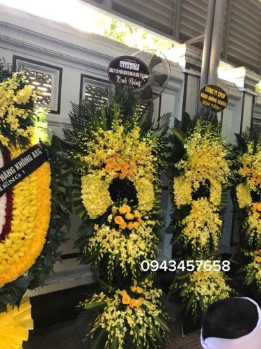 Vòng hoa viếng tại nhà tang lễ 125 Phùng Hưng