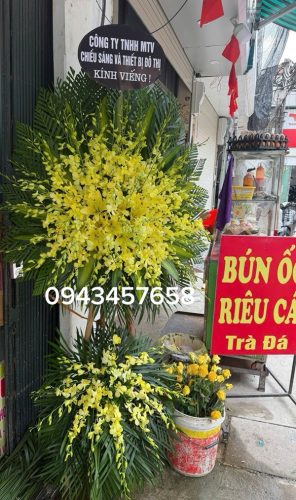 Vòng hoa viếng tại nhà tang lễ Cầu Giấy