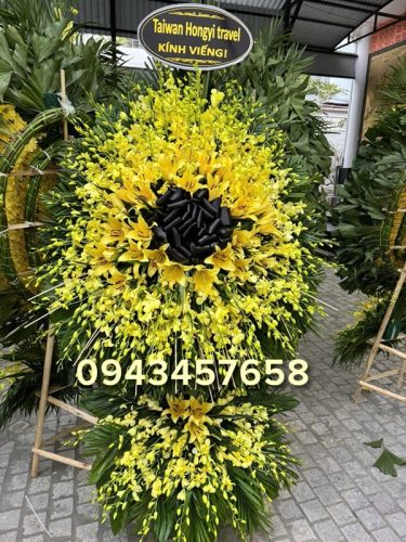 Vòng hoa đám ma tại nhà tang lễ 198 trần bình