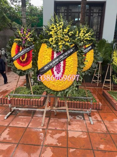 Vòng hoa viếng tại bệnh viện đống đa